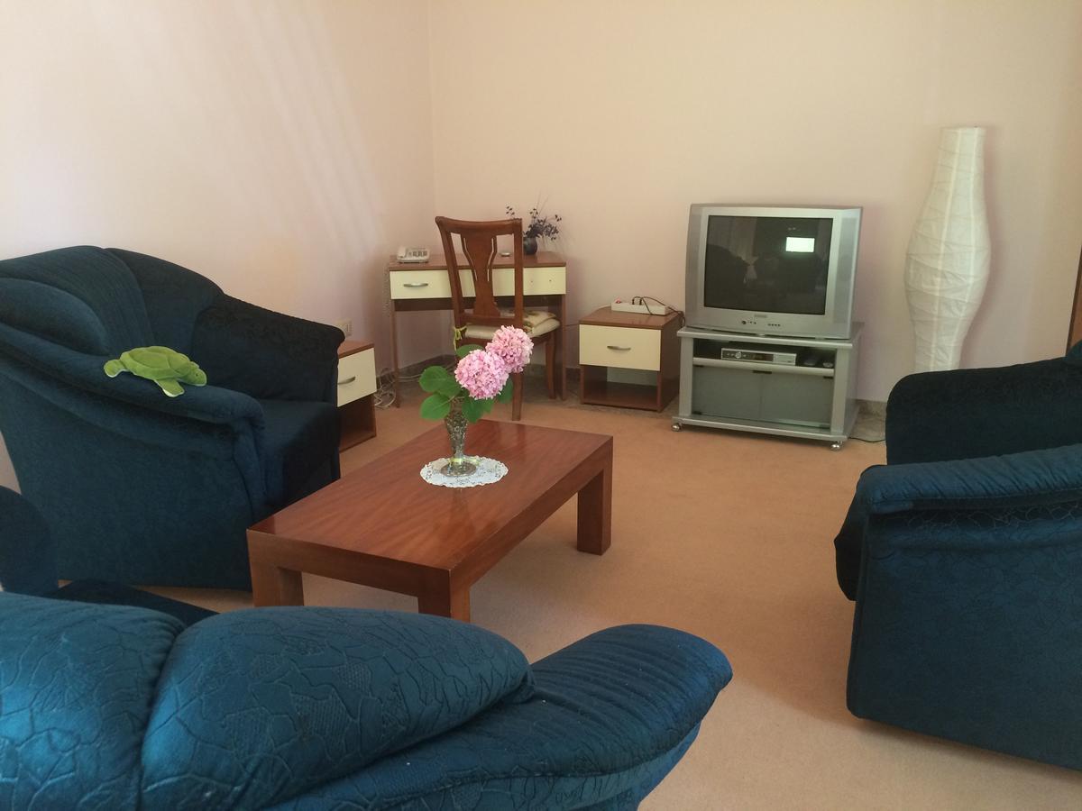 Friends House Bed and Breakfast Tirana Buitenkant foto