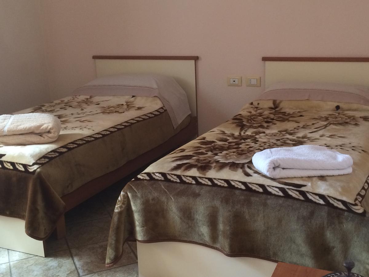Friends House Bed and Breakfast Tirana Buitenkant foto